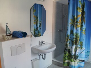 Bad(Dusche &WC) mit Fenster im Dachgeschoss