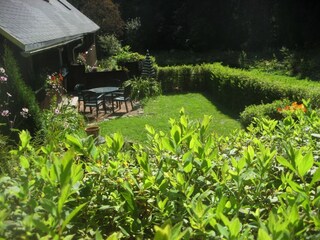 Der große Garten mit der Terrasse