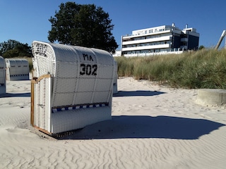 Blick vom Strand auf das Apartmenthaus