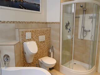 Bad mit Runddusche, WC und Urinalbecken
