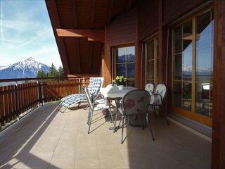 Die grosse Terrasse lädt zum Verweilen ein.