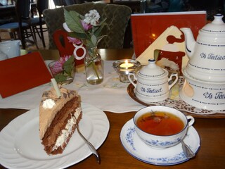 So schön: Teestunde im Landcafé!