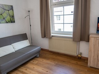 großes Schlafzimmer mit ausziehbarem Schlafsofa