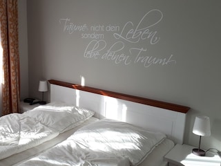 Schlafzimmer mit Einbauschrank